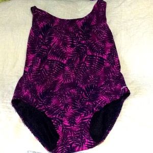 Ocean Aquashape Lap Suit Size 22 magenta and black. W13